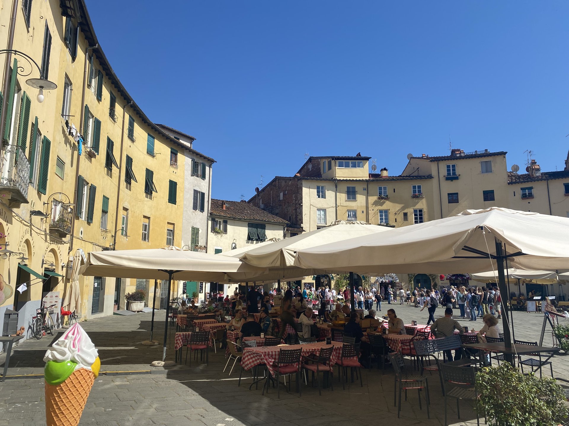 Lucca's Piazza dell'Anfiteatro